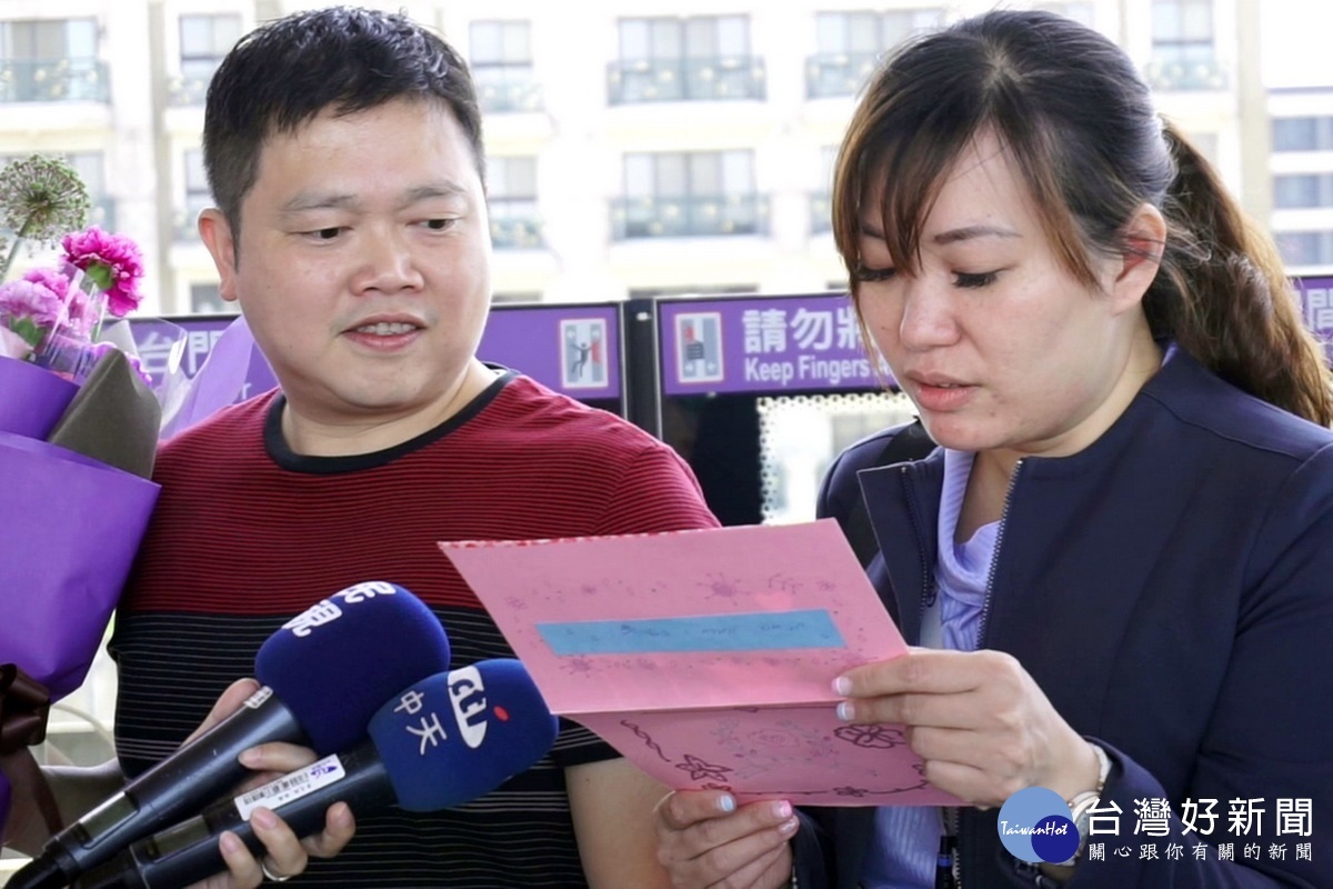 在先生陳龍輝的陪同中,女司機員凃淑貞眼泛淚光的唸出女兒賀卡中的祝福。