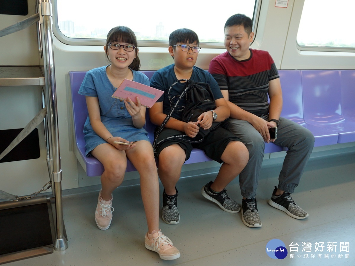 在母親節獻上祝福後，小柏、姿涵和爸爸一起搭乘媽媽所駕駛的機捷列車。