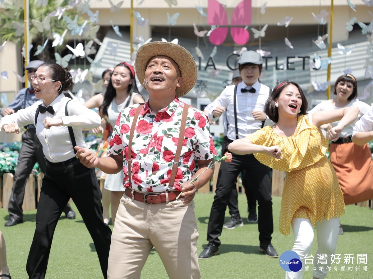 桃園市政府環保局推出「我在桃園傳愛快閃」活動,用歌舞傳遞對環境的愛。