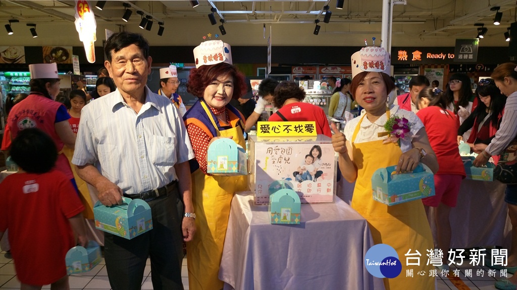 縣長夫人劉慧如(右)擔任志工,義賣愛心蛋糕。