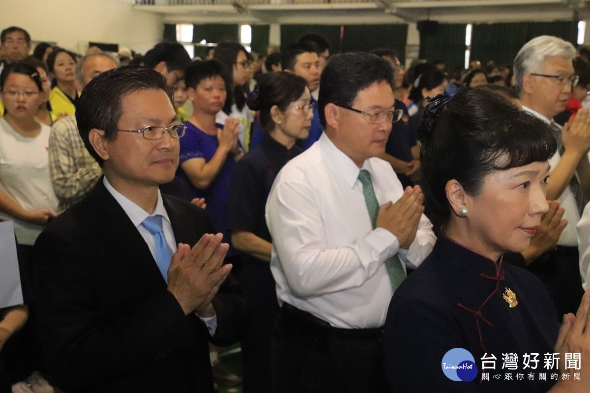 彰化縣長魏明谷、彰化市長邱建富參加浴佛大典,帶領祈福浴佛。