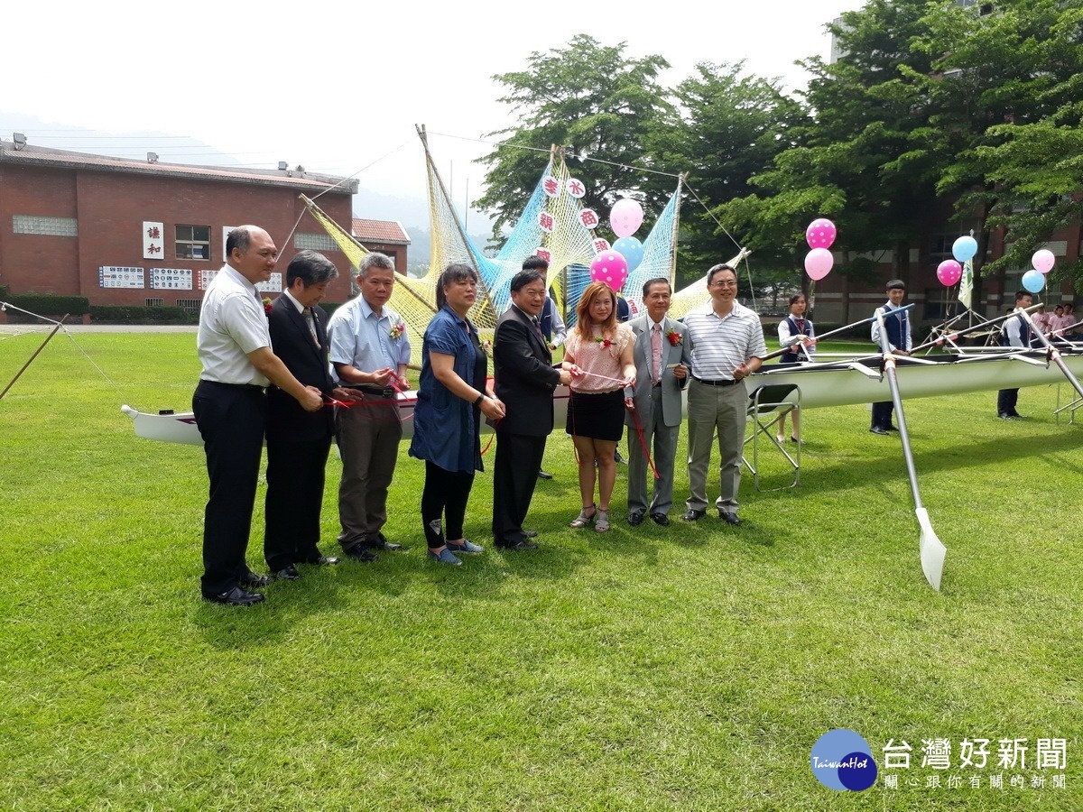 築城建設資助水商購置8人單槳西式划船水商築城號揭牌啟用儀式。