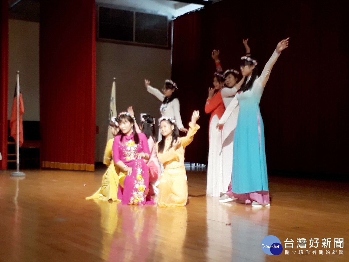 新住民媽媽與新住民學生表演越南舞蹈傳承媽媽的母國文化。