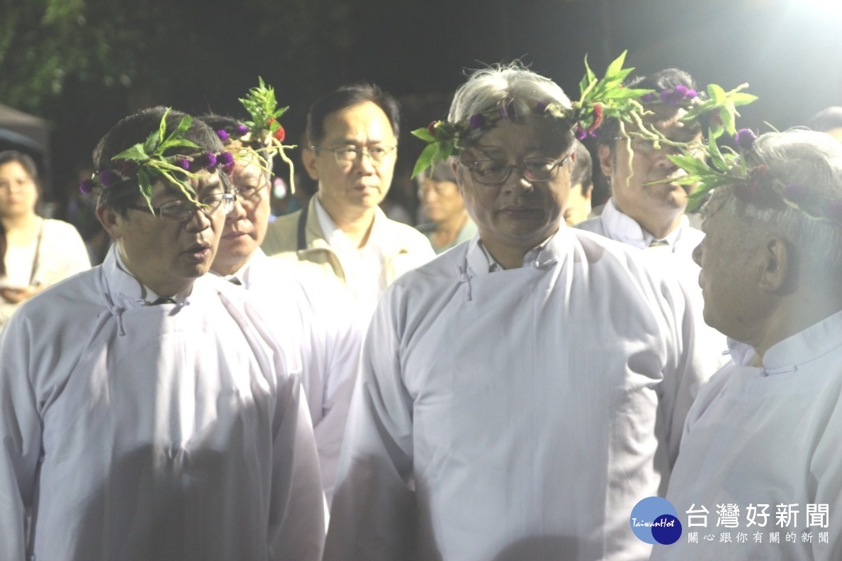 台南代理市長李孟諺(左)出席夜祭活動。