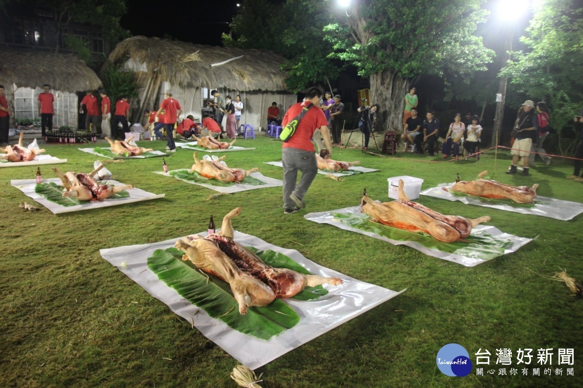 族人獻祭9頭豬祭拜阿立祖。