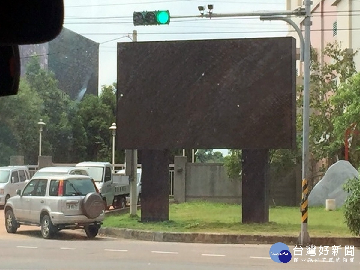 蘆竹區南竹路二段台電變電所前電子看板完全不亮。