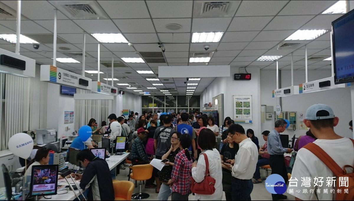 近日中華電信等業者推出母親節促銷方案,造成勞工超時過勞工作,台北市政府勞動局對此已作出裁罰,分別對中華電信、宏華國際各罰處新台幣100萬元罰鍰。(圖/台灣好新聞編輯部)