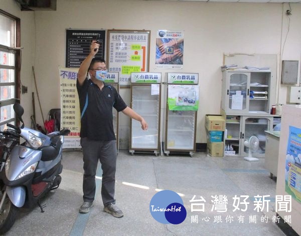 模擬戴口罩的歹徒持槍搶劫，威脅行員交出現金，場面逼真。（記者陳昭宗拍攝）