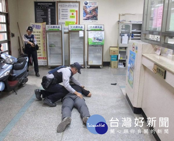 警方接獲通報迅速到場，大聲喝斥「不要動！武器放下！」，並趁歹徒不備之時壓制逮捕。（記者陳昭宗拍攝）