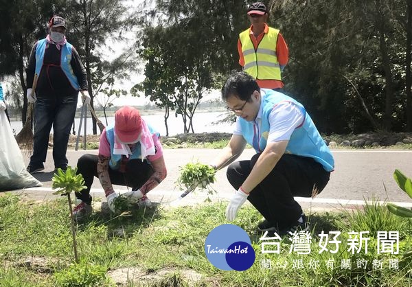 檢察長鄭銘謙帶領地檢署人員與社會勞動人協助整理環境，盼其體認到「用心，改變」的真意。（記者陳昭宗拍攝）