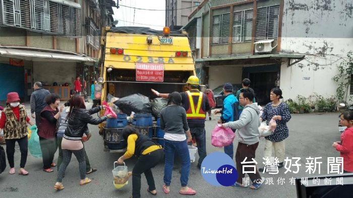 桃市環保局招考107年度儲備清潔隊員,共有301位考生通過競爭激烈的兩階段測驗,將成為桃園市的儲備清潔隊員。