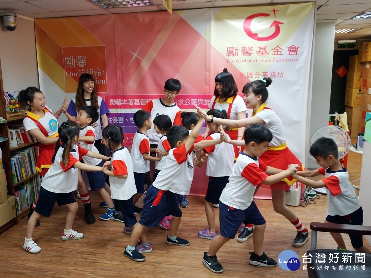 麥麥樂天團姊姊與璞育幼兒園小朋友唱唱跳跳。