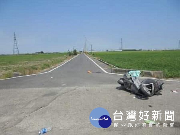 行車紀錄器拍下擦撞後,機車倒地、物品散落一地的車禍現場情況。(記者陳昭宗拍攝)