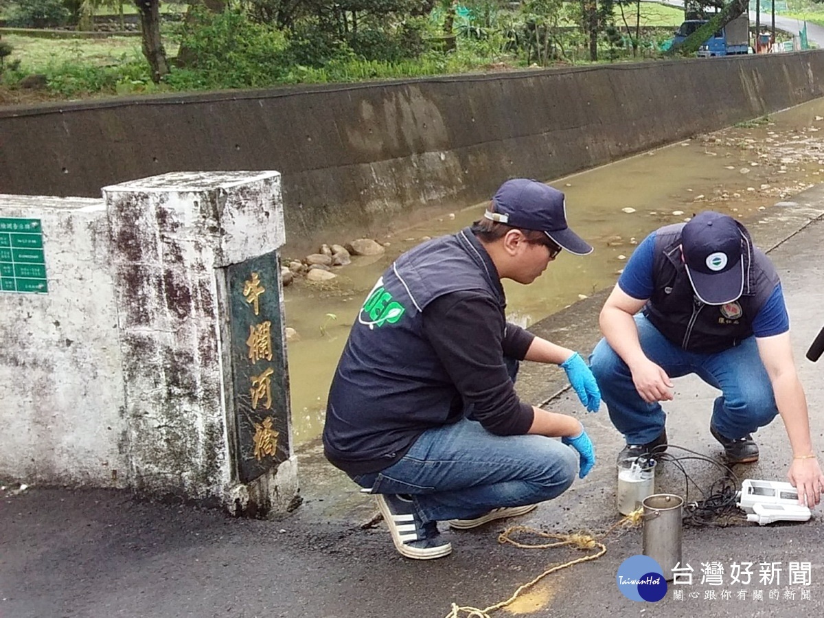桃園市環保局派員到關西鎮牛欄河水域進行採樣及水質檢測,掌握河川水質變化。
