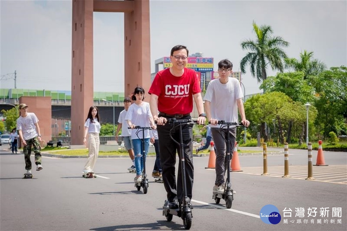 李泳龍校長體驗電動滑板車。