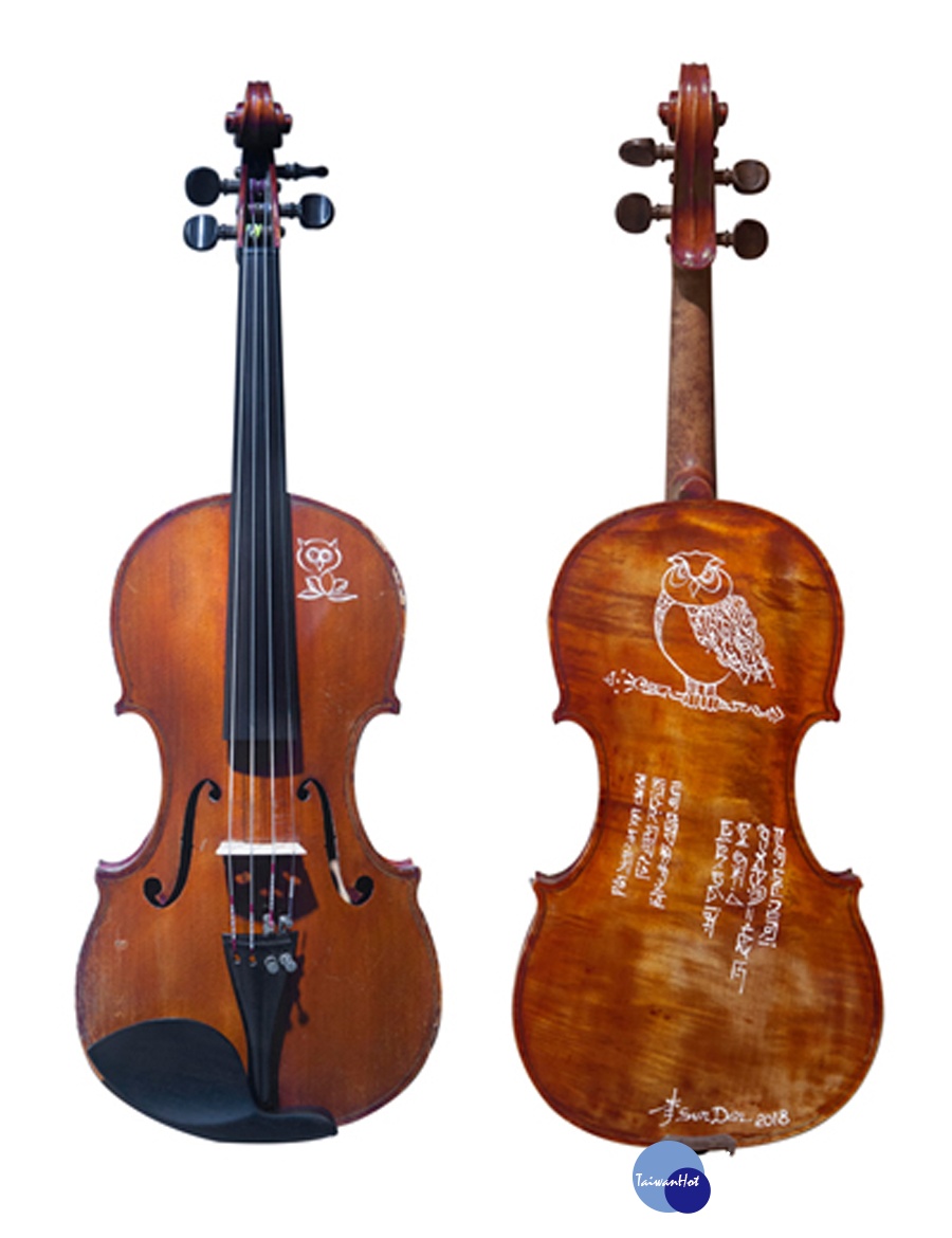 「百年情深／法眼護衛」，親手描繪圖騰於古董小提琴上，賦予百年小提琴新生命。
