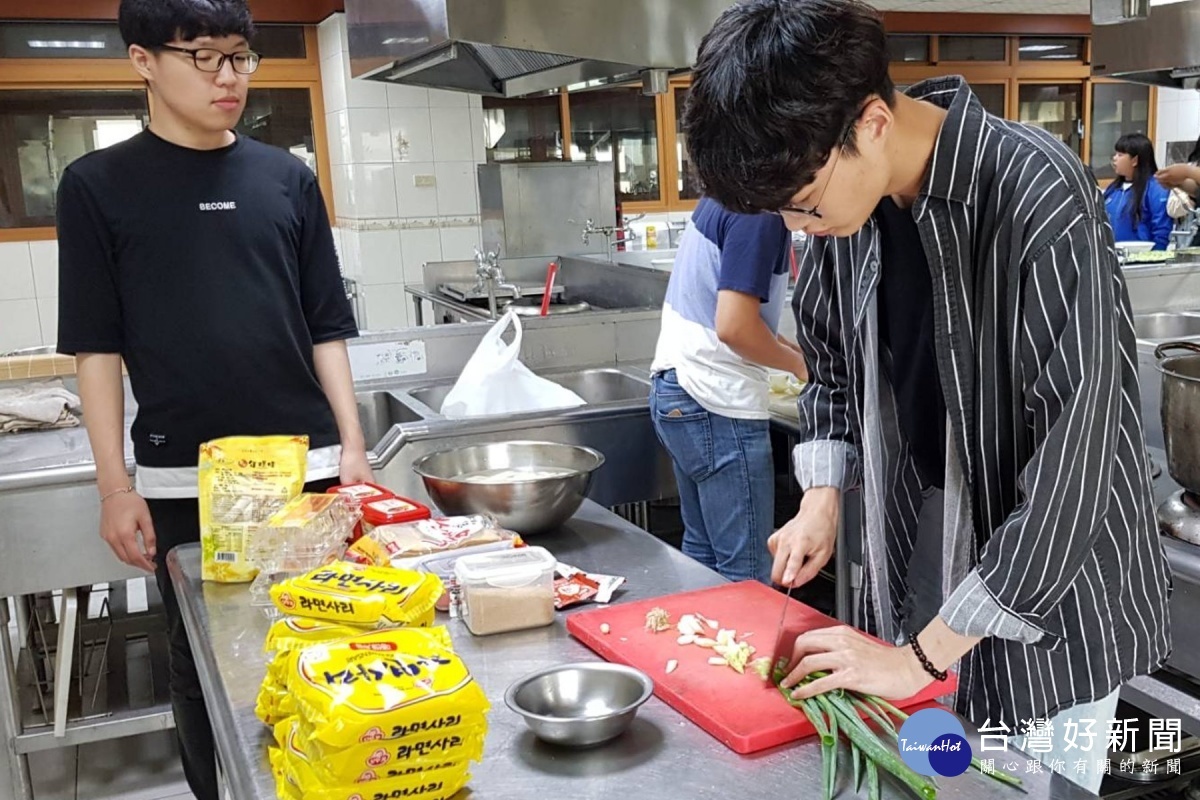 外籍生料理家鄉美食。