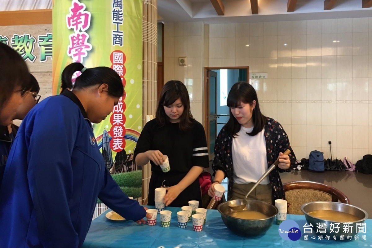 日本籍學生製作味噌湯。