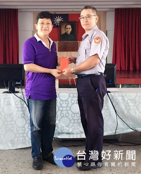 警友會北港辦事處副主任鄭勝文頒發破案禮券,慰勉及鼓勵有功員警。(記者陳昭宗拍攝)