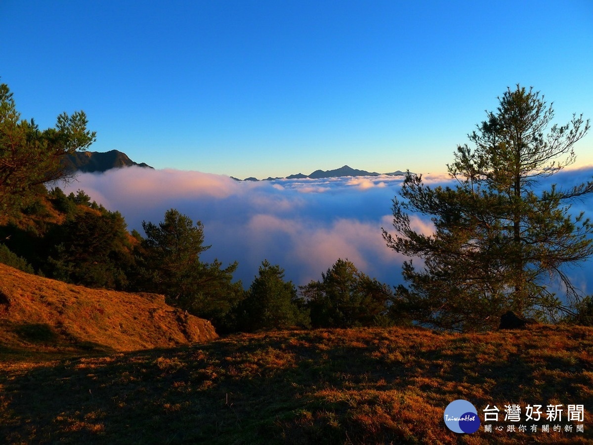 麟趾山夕照遠眺關山-〈玉管處提供吳萬昌攝〉