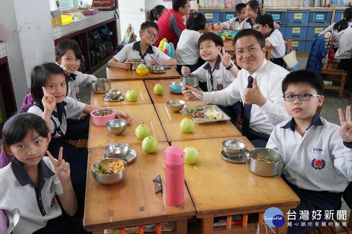 綠能午餐計畫說明會，會後縣長魏明谷與學童共享綠能午餐。