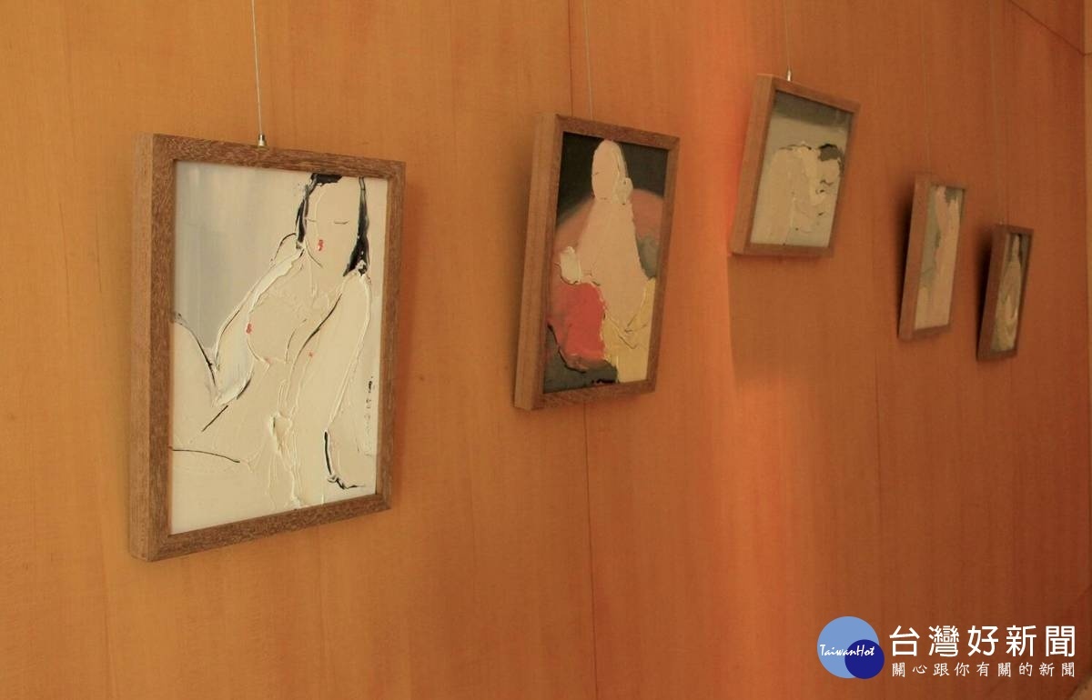 大陸知名後現代抽象畫藝術家龐永傑在涵碧樓展出的作品。