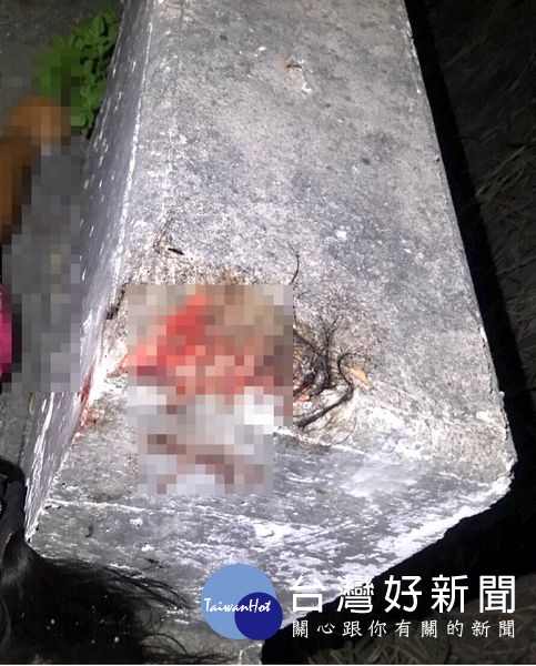 路旁水泥護欄還留有婦人頭髮及血跡，警方嚴正呼籲，騎乘機車應確實佩戴安全帽並減速慢行。（記者陳昭宗拍攝）