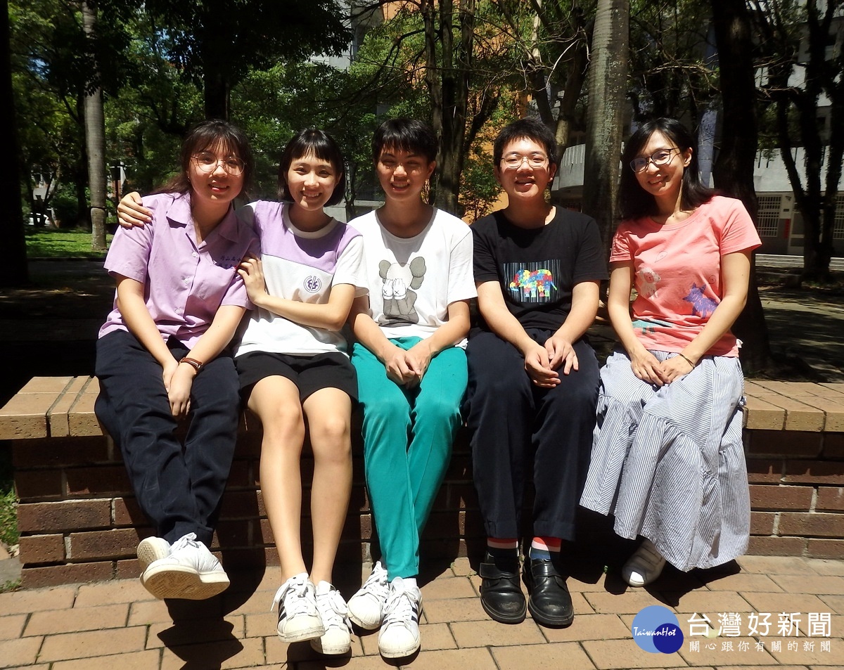 考取台藝大的3位同學開心與導師邱千瑂(右1)分享喜悅。