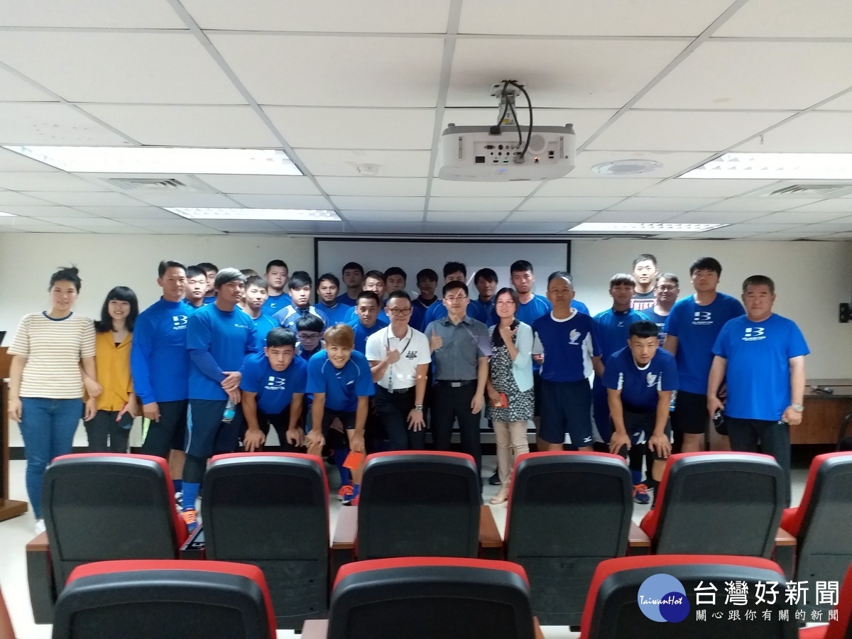 桃園航空城棒球隊舉辦法治教育講座,檢察官黃柏嘉為全體隊員進行法治教育宣導。