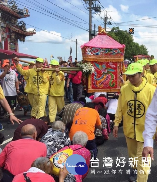 白沙屯媽祖鑾駕沿途受到虔誠的民眾爭相跪拜鑽轎底,人龍綿延數公里長。