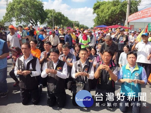 北港鎮長張勝智及朝天宮董事長蔡咏鍀等特前往北港近郊迎接白沙屯媽祖鑾駕到來。