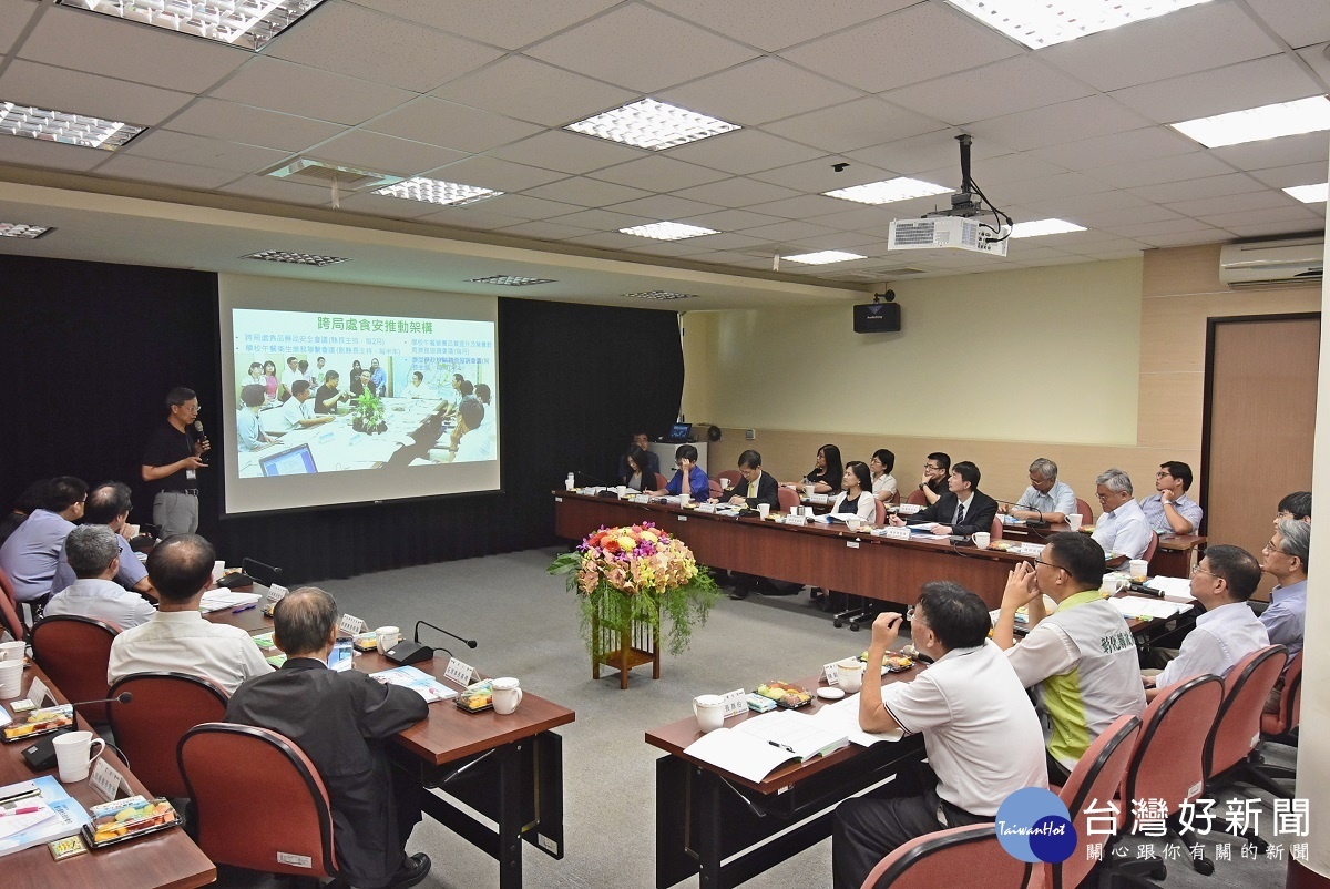 臺灣大學公共衛生學院群體健康與永續環境之創新暨政策研究中心彰化社區合作案行前拜訪,衛生局長葉彥伯簡報說明。