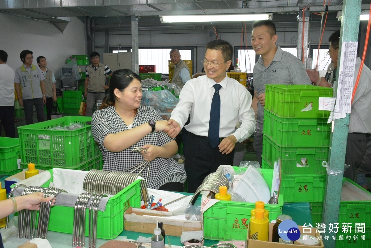 縣長魏明谷參訪水五金產業鹿港立寬公司。