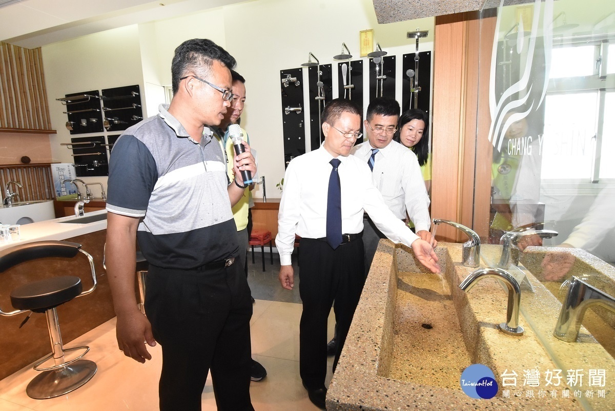 彰化縣長魏明谷參訪鹿港水五金產業-彰一興公司。