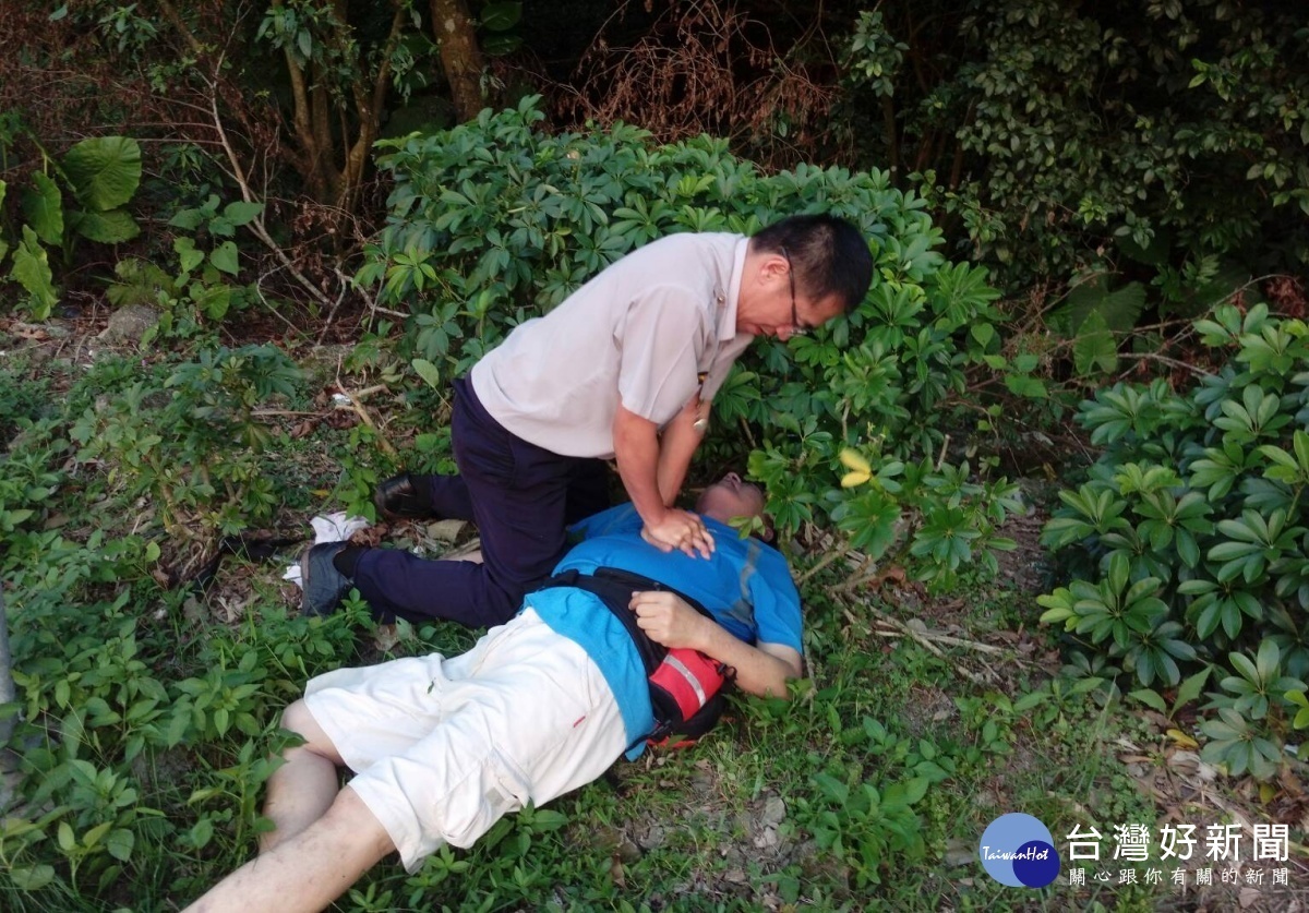 大溪朱姓男子昏迷,由警方急救後,由消防人員送往醫院救治,目前已恢復心跳。