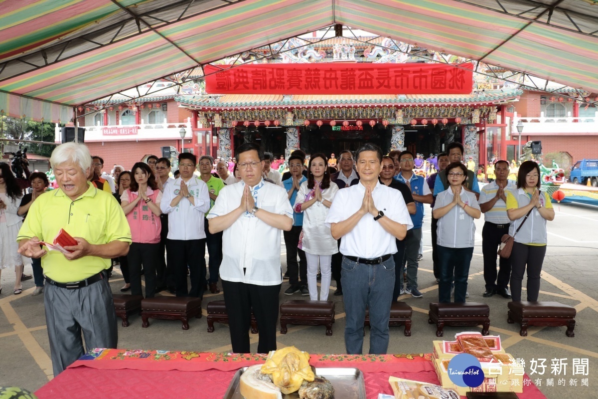 鄭文燦市長及李永得主委擔任主祭官,率領眾人虔心祈求龍舟賽事平安順利。