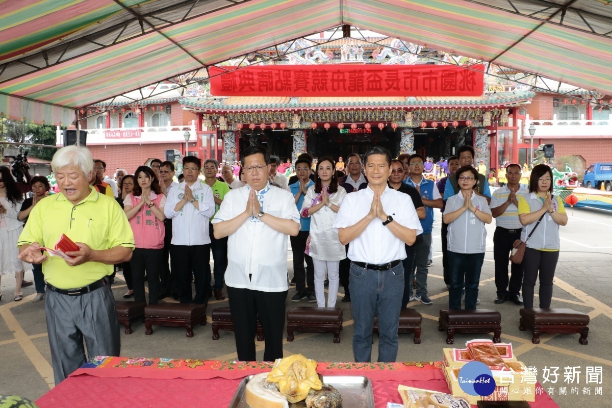 鄭文燦市長及李永得主委擔任主祭官，率領眾人虔心祈求龍舟賽事平安順利。