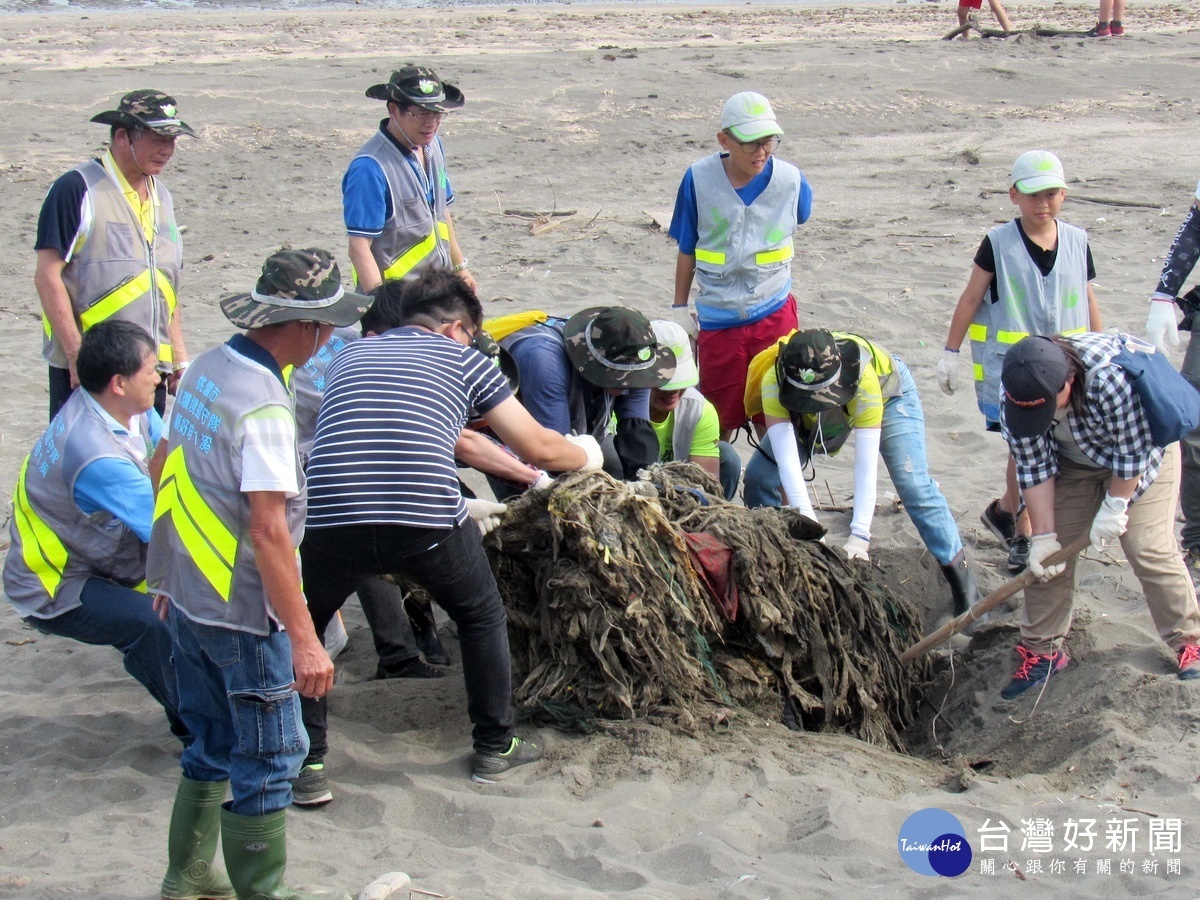 「牽手淨灘 海好有你」月月淨灘活動中大家同心齊力為守護桃園的海洋環境努力。