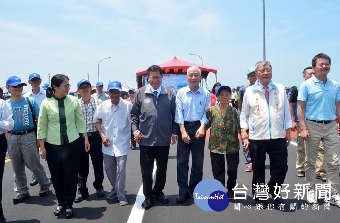 鄭市長表示，北部西濱快速公路為沿海交通大動脈，負載生活、產業、觀光及生態各種多元功能，能解決城鄉差距，讓北台灣完全連結。