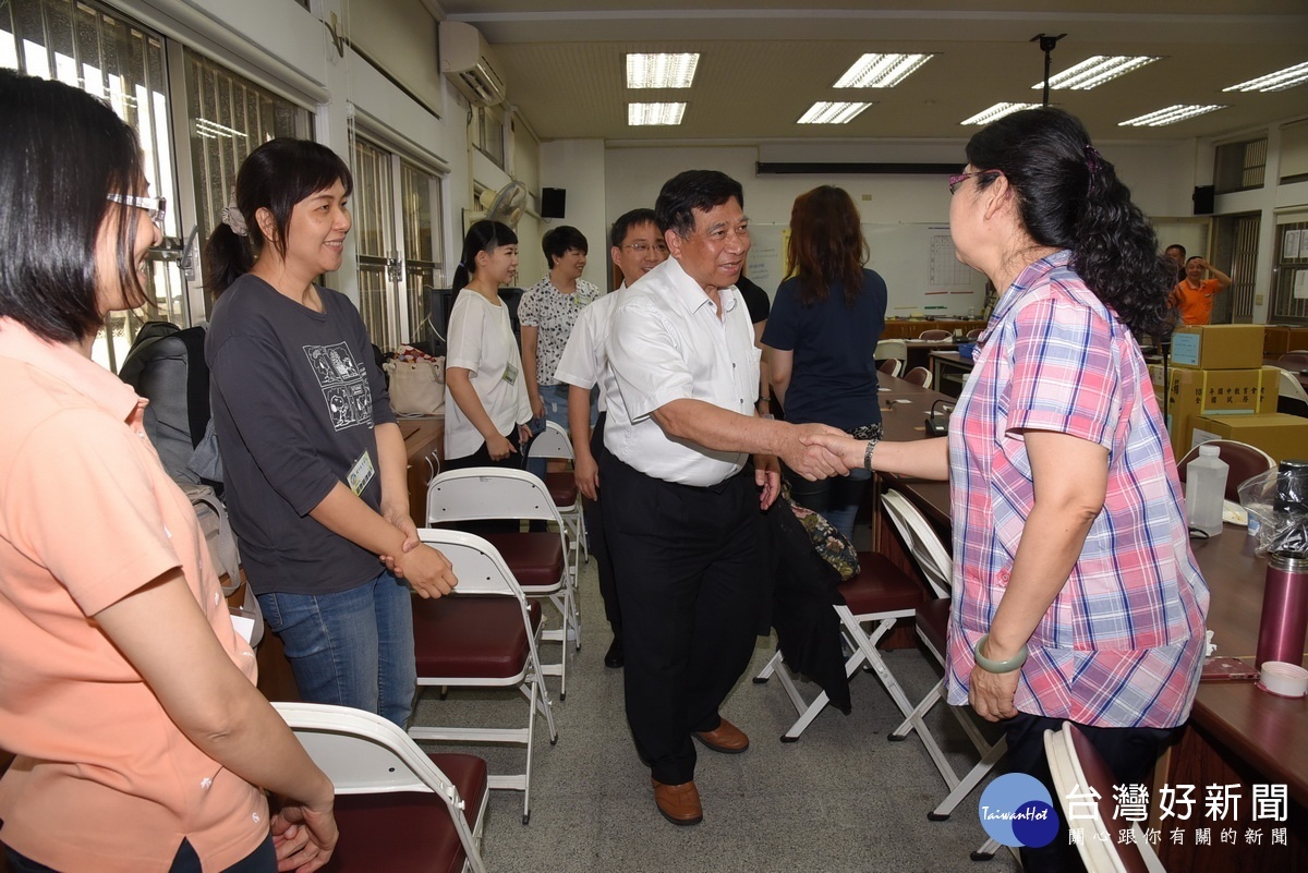 陳副縣長向家長致意。