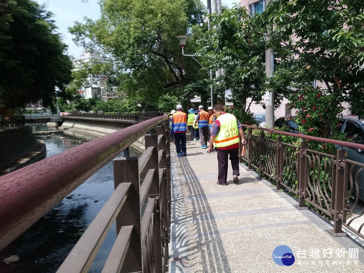 水患自主防災社區智慧區域聯合防汛演練中,防汛志工巡視新街溪水位如有異常即進行通報。
