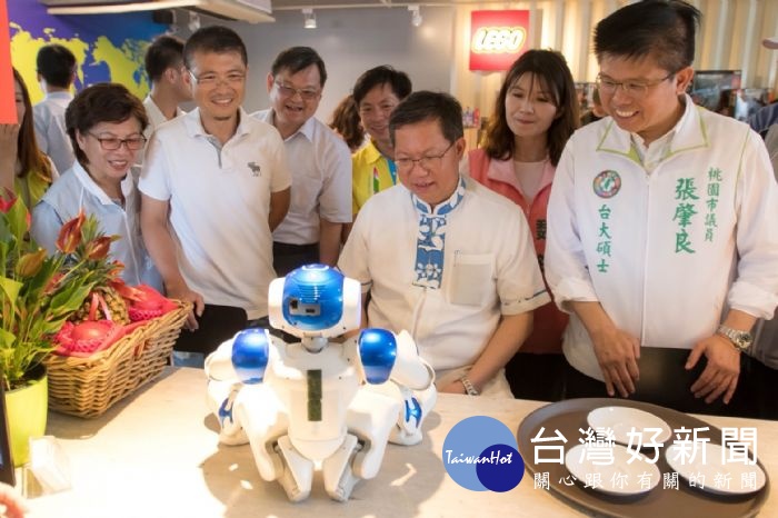 鄭市長表示，「玩樂磚家」樂高機器人體驗館帶動孩子學習樂高與機器人，提供兒童休閒、學習、參與的空間。