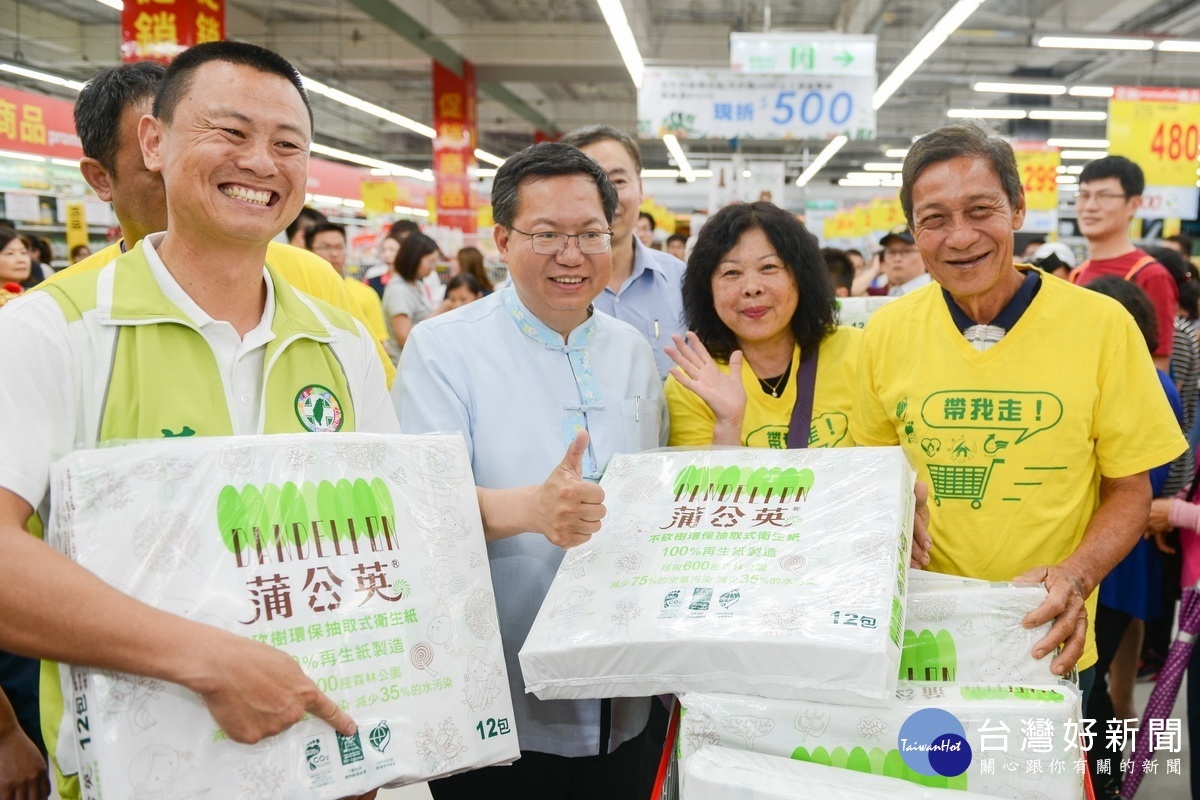 鼓勵採購環保認證標章商品,推廣循環經濟概念,桃園市長鄭文燦參加「2018綠色消費樂購月」活動。