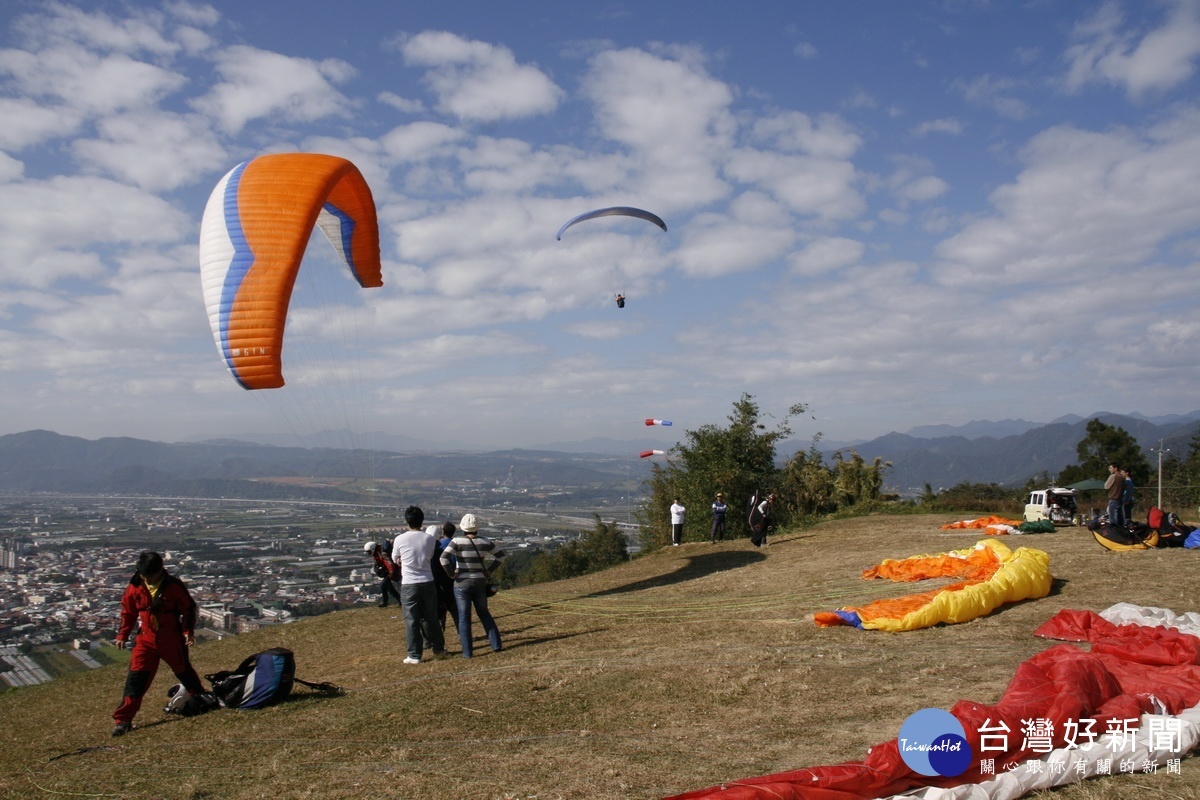 虎頭山上飛行傘活動頻繁，縣府已在規劃縣級風景區。（記者扶小萍攝）