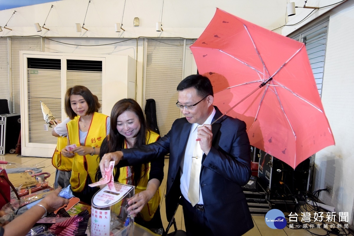 愛心傘花朵朵開授贈会上，彰化县副縣長林明裕響應義賣活動。