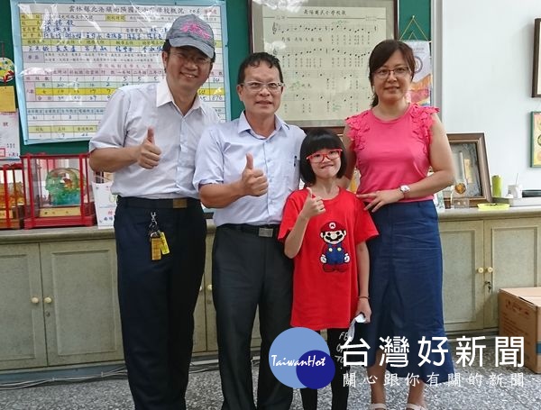 南陽國小蘇玄樺同學(右2)樂觀抗癌,與父親蘇家慶(左1)、校長洪錫欽(左2)、導師吳美秀(右1)分享榮獲總統教育獎的喜悅。(記者陳昭宗拍攝)