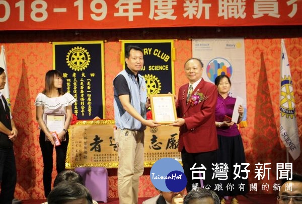 斗六科技扶輪社秉持慈愛精神扶弱助學,慶祝17週年授證典禮活動再度愛心捐款助學認養榮民遺孤。