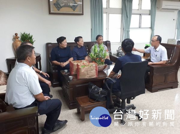 慈濟北港聯絡處志工前往警分局表達慰問之意,分局長廖志明親率副分局長吳柏源等幹部接待。