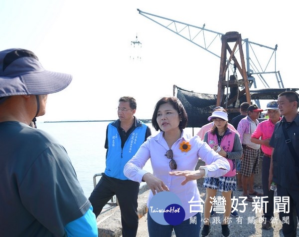 金湖漁港海上導航燈年久失修，加上航道淤積嚴重，讓漁民感嘆回家好難，向立委張麗善陳情改善。