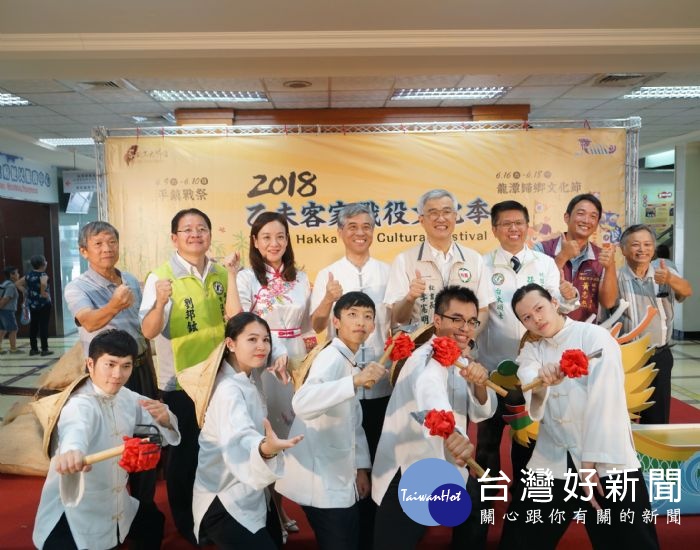 客委會范佐銘副主委(後排左四)及桃園市李憲明秘書長(後排左五)與客家後生合照，象徵活動開跑。